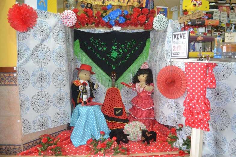 Rincón dedicado a la Feria de Abril en la Churrería Melían (Foto TA)